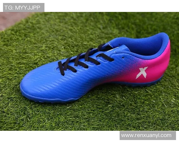 阿迪达斯蓝色妖姬足球鞋助你在球场上展现无与伦比的风采与实力